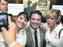 Simpatizantes se toman la foto del recuerdo con Aristóteles Sandoval.  /