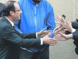 François Hollande, el mandatario electo francés, saluda a ciudadanos después de conocerse los resultados oficiales. REUTERS  /