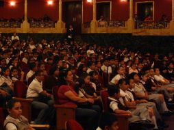 Algunos niños fueron invitados al escenario para interpretar instrumentos o experimetnar con la batuta y dirigir. ARCHIVO  /