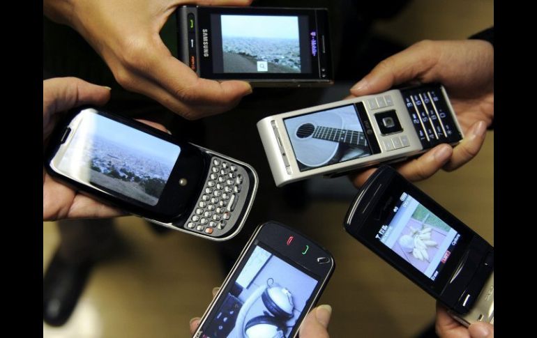 El reciclaje de celulares podría moderar el sufrimiento que trae consigo la explotación del coltan. ARCHIVO  /