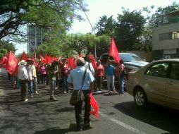 Un contingente de miembros del colectivo Antorcha Campesina se manifestó este mediodía en los cruces de Avenida La Paz y Unión.  /
