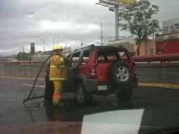 Una camioneta Jeep fue uno de los autos incendiados. Imagen tomada de Twitter @t0py  /