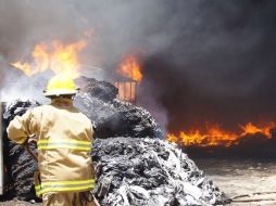 Un incendio se registró en una fábrica de bolsas y popotes en la colonia Nuevo México.  /