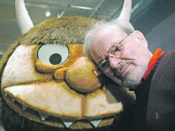Maurice Sendak con uno de los personajes de su libro más conocido: Donde viven los monstruos.GETTY IMAGES  /