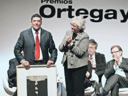 Humberto Padgett al momento de recibir el reconocimiento. NTX  /