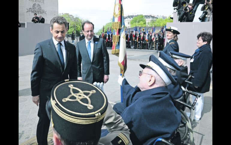 Nicolas Sarkozy y Francois Hollande, saludan a los veteranos de la Segunda Guerra Mundial. AFP  /