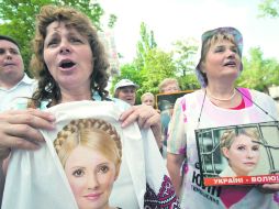 Seguidoras exhiben imágenes de Yulia Tymoshenko, durante una protesta afuera de la cárcel de Kharkiv. AP  /