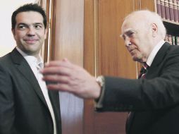 El líder de la coalición de izquierdas Syriza, Alexis Tsipras (derecha), dialoga con el mandatario griego, Karolos Papoulias. AFP  /