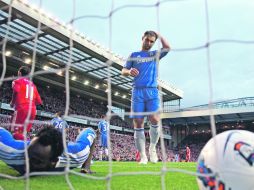 Essien (izquierda) abrió el marcador del Liverpool con autogol.  AFP  /