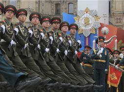 Soldados rusos durante el desfile militar en conmemoración del aniversario del Día de la Victoria. EFE  /
