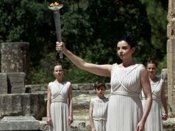 La actriz Ino Menegaki, en el papel de Gran Sacerdortisa de Olimpia, hará entrega del fuego a Spyros Kapralos. REUTERS  /