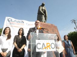 Salvador Caro hizo una ofrenda floral en el monumento a las madres. ESPECIAL  /