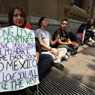 Fanáticos de McCartney comienzan a formarse frente al Zócalo