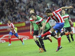 Diego (der.) dispara para lo que fue el tercer gol del partido de los colchoneros. EFE  /
