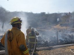 El fuego por la carretera Guadalajara-Morelia, frente una plaza comercial, inició esta tarde y ya fue controlado.  /