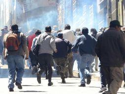 Las barricadas de agentes antidisturbios respondieron con gases lacrimógenos. REUTERS  /
