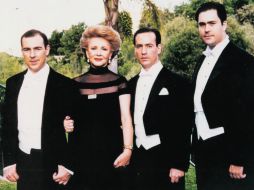 Susan Preciado con sus tres hijos.  /