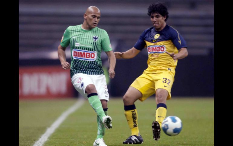 El jugador del América, Erik Pimentel, disputa el balón con el delantero de Rayados, Humberto Suazo. MEXSPORT  /