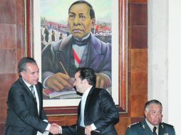 El gobernador Marco Antonio Adame (izquierda) solicitó el apoyo federal.  NTX  /