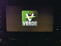 El espectador paga su boleto, se pone cómodo en su asiento y, de repente, aparece un anuncio político.  /