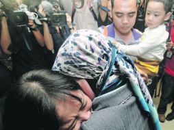 Lloran familiares de personas que viajaban a bordo del avión desaparecido, en el Aeropuerto de Yakarta. REUTERS  /
