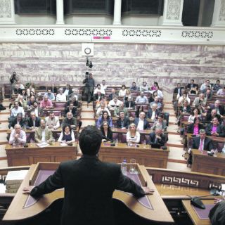 Falla coalición en Grecia; prevén elecciones para el próximo mes