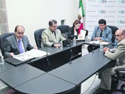 Una sesión del Consejo del Itei encabezada por el presidente, Jorge Gutiérrez (segundo por la derecha).  /