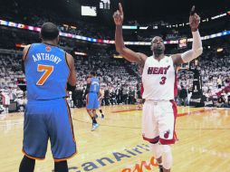 Dwyane Wade (der.), quien aportó anoche 19 puntos, celebra el triunfo de su equipo que ahora enfrentará a los Pacers de Indiana. AP  /