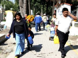 Elementos de Protección Civil y Bomberos realizaron el acordonamiento de 386 lápidas con la finalidad de evitar accidentes. ARCHIVO  /