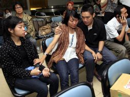 Familiares de los pasajeros del avión ruso desaparecido lloran mientras esperan noticias de sus seres queridos. EFE  /