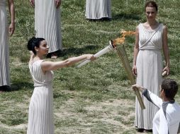 La actriz Ino Menegaki entregó la llama al primer portador de la antorcha, el nadador griego y medallista Spyros Gianniotis. AFP  /