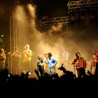 Auténticos Decadentes ponen a bailar a sus fans