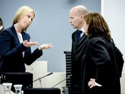 La fiscal Inga Bejer Engh (i) conversa con Geir Lippestad (c) y Vibeke Hein Baer (d), abogados defensores de Breivik. EFE  /