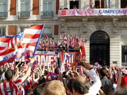 Los festejos empezaron alegremente en los alrededores de la plaza con la fuente dedicada a Neptuno. EFE  /