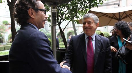 Quadri de la Torre y el expresidente colombiano César Gaviria, durante la reunión con observadores electorales de la OEA. NTX  /