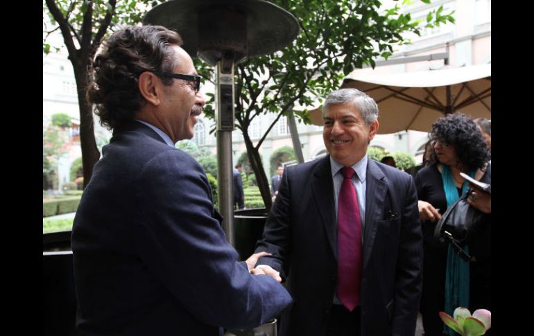 Quadri de la Torre y el expresidente colombiano César Gaviria, durante la reunión con observadores electorales de la OEA. NTX  /