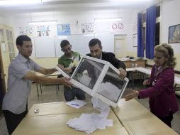 Jurados de votación, al finalizar la jornada de las elecciones legislativas. EFE  /