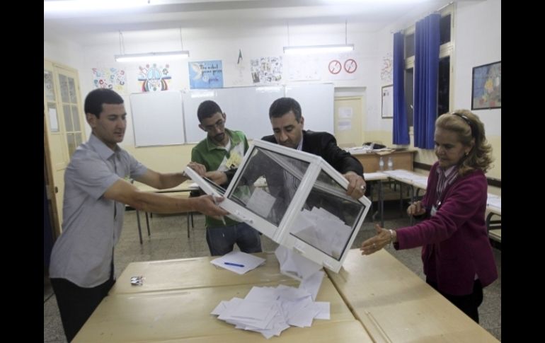 Jurados de votación, al finalizar la jornada de las elecciones legislativas. EFE  /