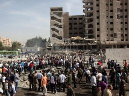 Docenas de sirios en el escenario del doble atentado perpetrado en la zona de Qazaz. EFE  /
