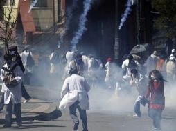 Fue lanzado gas lacrimógeno contra los manifestantes en su mayoría médicos, profesores, mineros y estudiantes. AFP  /