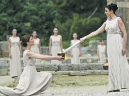 La actriz Ino Menegaki, en el papel de la Gran Sacerdotisa de Olimpia, encabeza la ceremonia. EFE  /