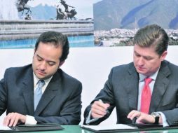El secretario de Gobernación, Alejandro Poiré, y el gobernador Rodrigo Medina, signan el acuerdo. EL UNIVERSAL  /