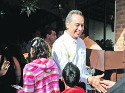 Fernando Garza saluda a simpatizantes durante un desayuno realizado ayer para celebrar el Día de las Madres.ESPECIAL  /