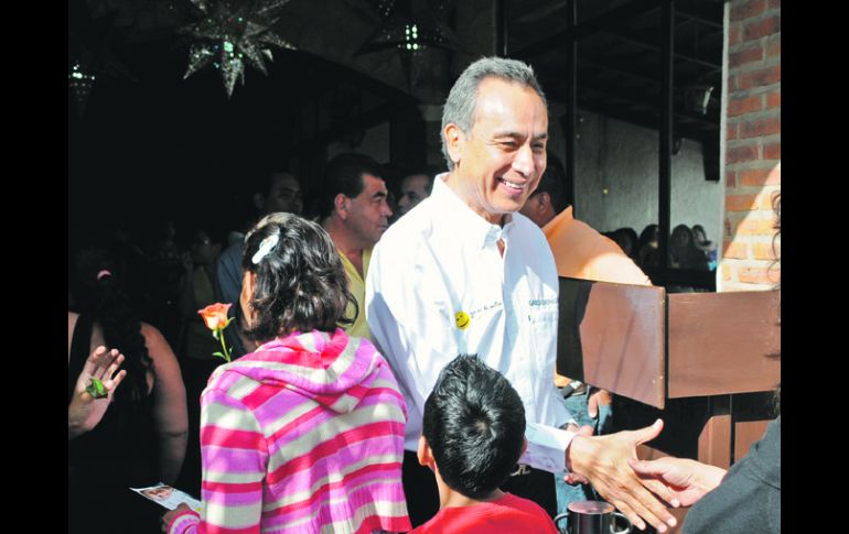 Fernando Garza saluda a simpatizantes durante un desayuno realizado ayer para celebrar el Día de las Madres.ESPECIAL  /