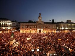 Miles de madrileños acudieron a la plaza Sol en 2011 a las movilizaciones mundiales anticrisis. ARCHIVO  /