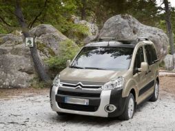 Cruzar el Continente Africano en un Citröen Berlingo, como el de la foto, es el reto de Xavier Chevrin. ESPECIAL  /