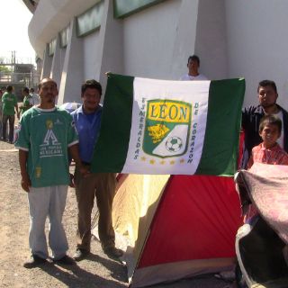 Afición del León duerme al pie de las taquillas
