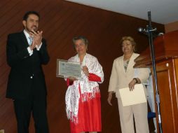 El secretario de Salud, Antonio Muñoz (izq), entregó el premio a la enfermera Bárbara Angulo (c) por trayectoria.  /