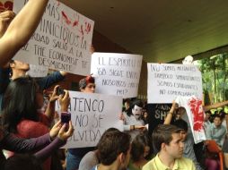 Estudiantes de la Ibero recibieron a Peña Nieto con pancartas y reclamos. ESPECIAL  /
