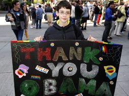 Miembros de la comunidad homosexual y sus familias celebran la declaración del presidente. AP  /